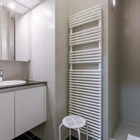 Huswell - Spacious Near The In Apartamento